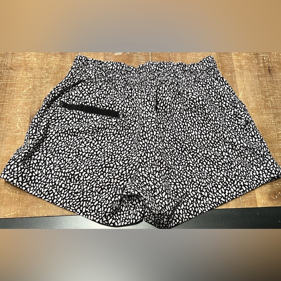 🖤 Lululemon Spring Break Away Short
Miss Mosaic Black - Picture 9 of 11